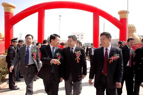 青岛市委常委、市委秘书长王鲁明，青岛市人大副主任、工商联主席徐航来公司视察工作
